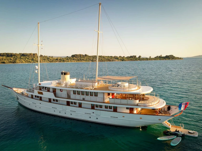 Custom Bellezza jednotlivci a charterové společnosti v Split