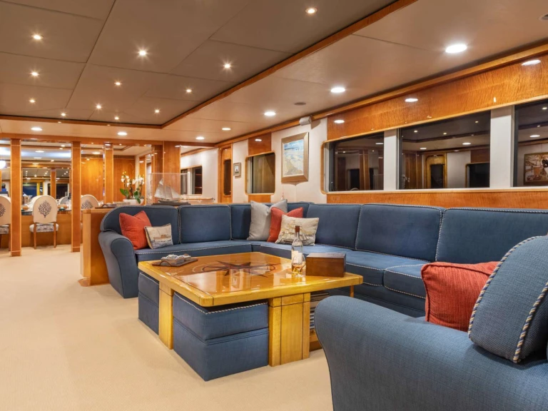 Pronajmout si NQEA Yachts Jack Hargrave design RENA v Newport