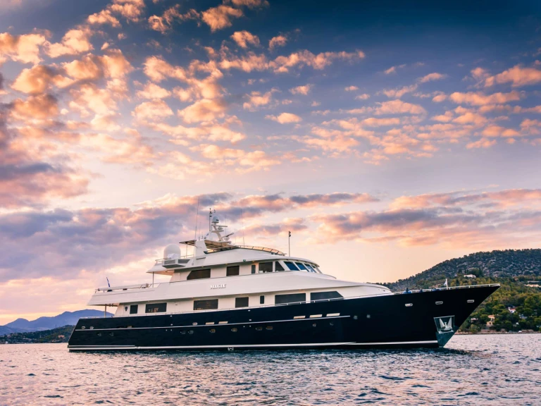 Heesen MAGIX jednotlivci a charterové společnosti v Piraeus