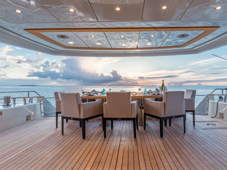 Pronajmout si MonteCarloYachts CIELO NERO v Bahamy