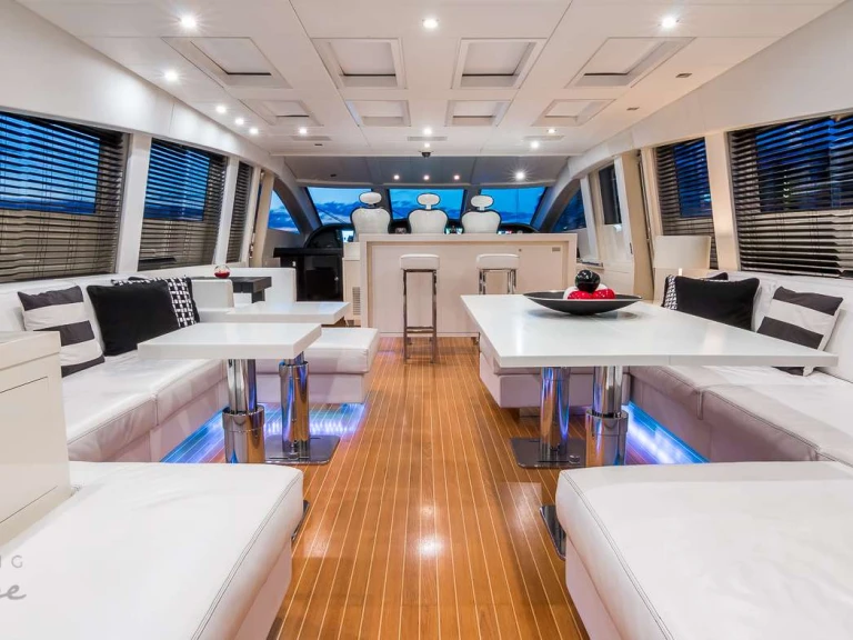 Pronajmout si Cantieri Dell'Arno Venture v Miami