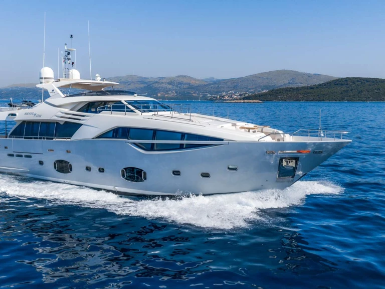 Pronájem Jachta Ferretti s licencí