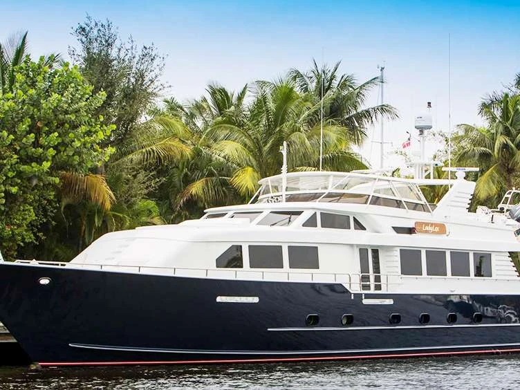 Pronajmout Jachta se skipperem či ne Broward v East Hampton