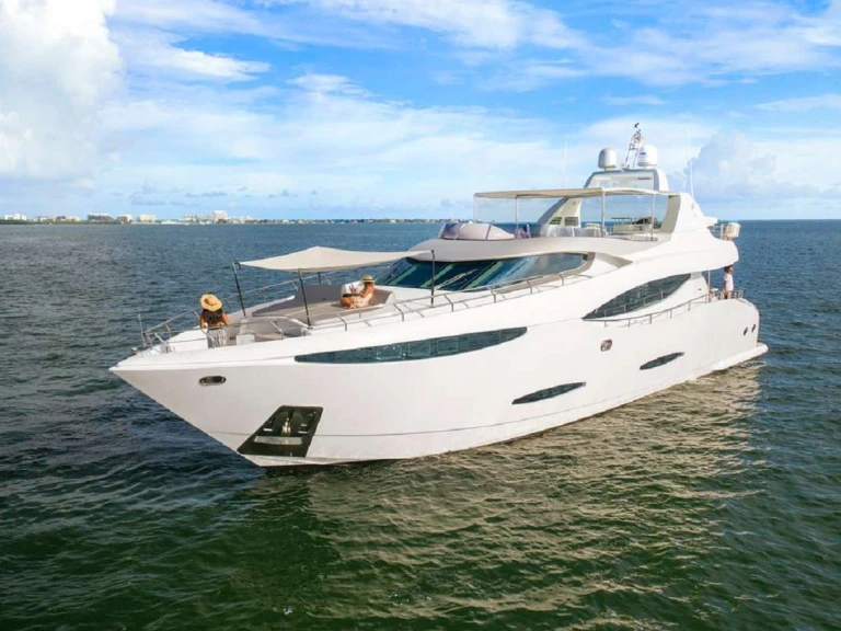 Pronajmout si Custom 90' Custom Build v Bahamy