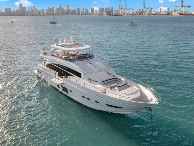 Pronajmout si Princess, UK Freedom v Miami Beach
