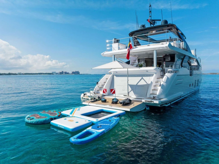 Pronajmout si Azimut Compass v Bahamy