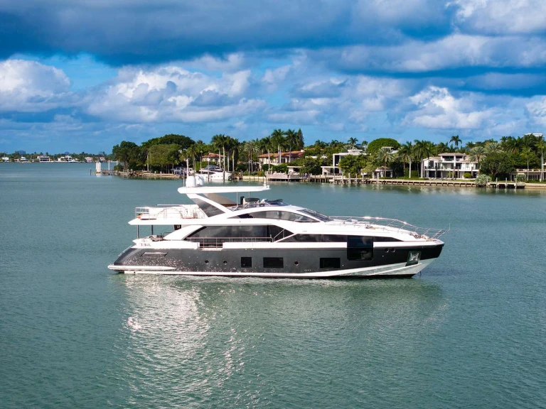 Azimut Cloud 9 jednotlivci a charterové společnosti v Coconut Grove