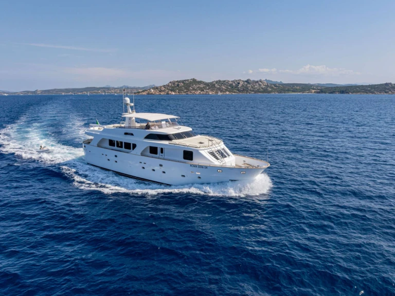 Pronajmout Jachta se skipperem či ne Custom v Olbia