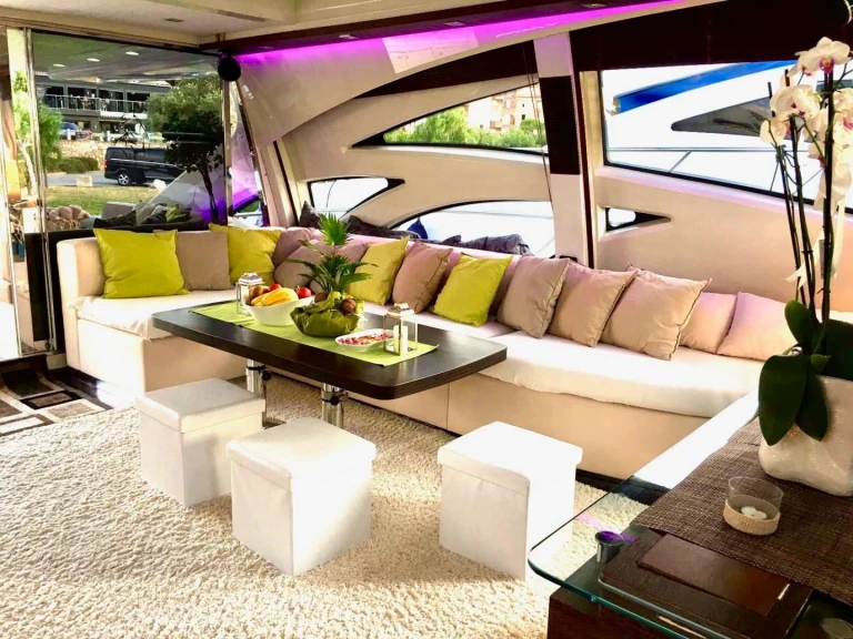 Azimut Panthera jednotlivci a charterové společnosti v Miami Beach