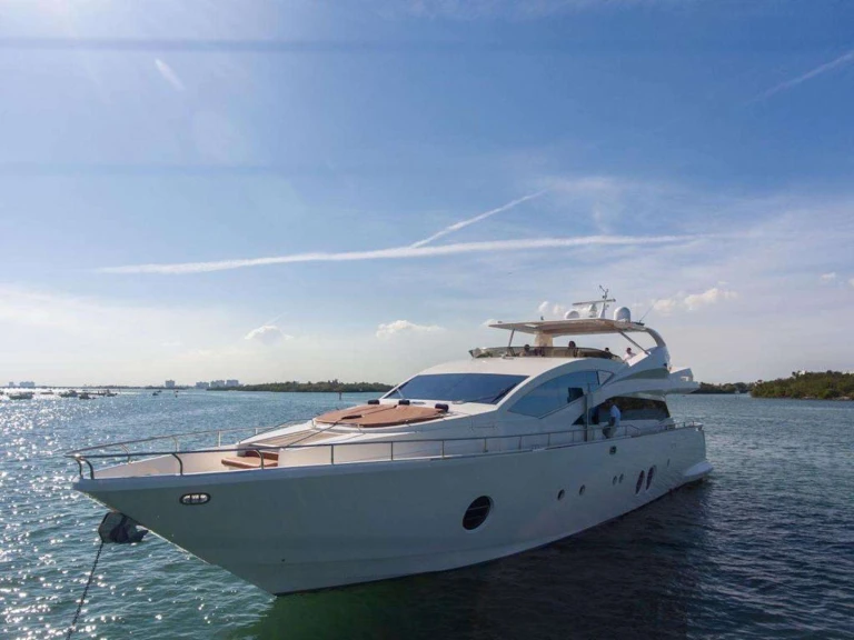 Pronájem lodi Miami lákavé ceny Italian Yacht 85