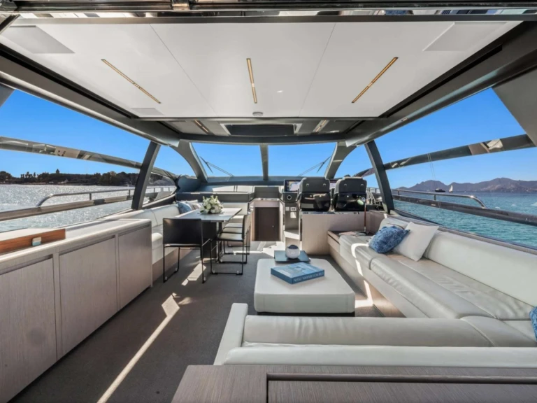 Pronájem lodi Riva SAMIRA v Cannes na Samboatu