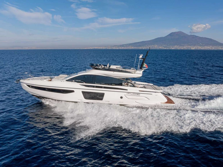 Azimut ALE II jednotlivci a charterové společnosti v Castellammare di Stabia