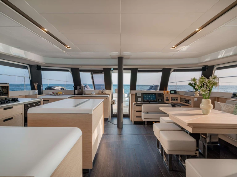Fountaine Pajot CORE jednotlivci a charterové společnosti v Salerno