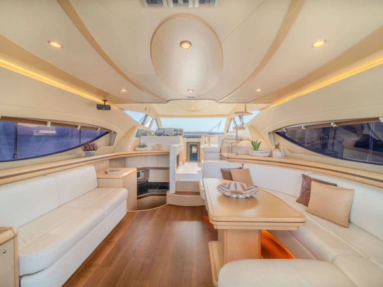 Ferretti CARTE BLANCHE jednotlivci a charterové společnosti v Atény
