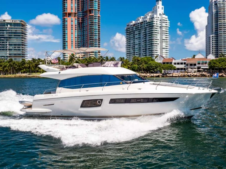Pronajmout Jachta se skipperem či ne Prestige Yachts v Miami