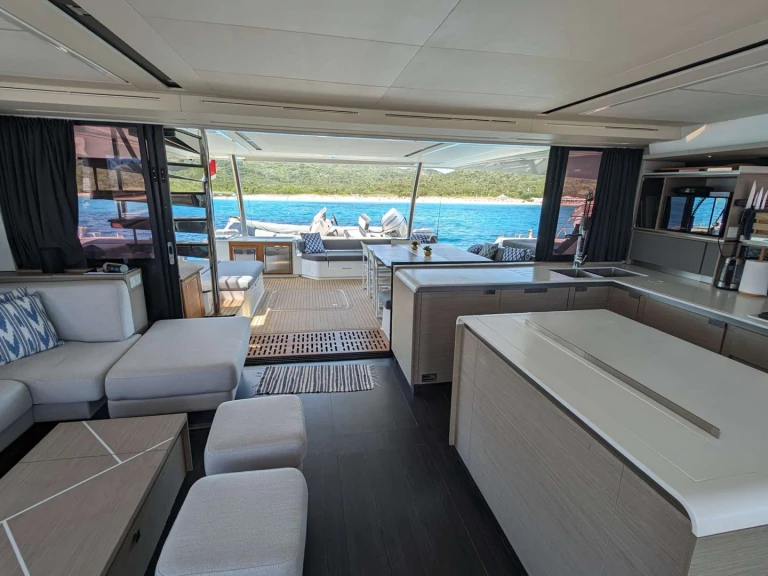 Pronajmout si Fountaine Pajot INSPIRANTE v Neapol