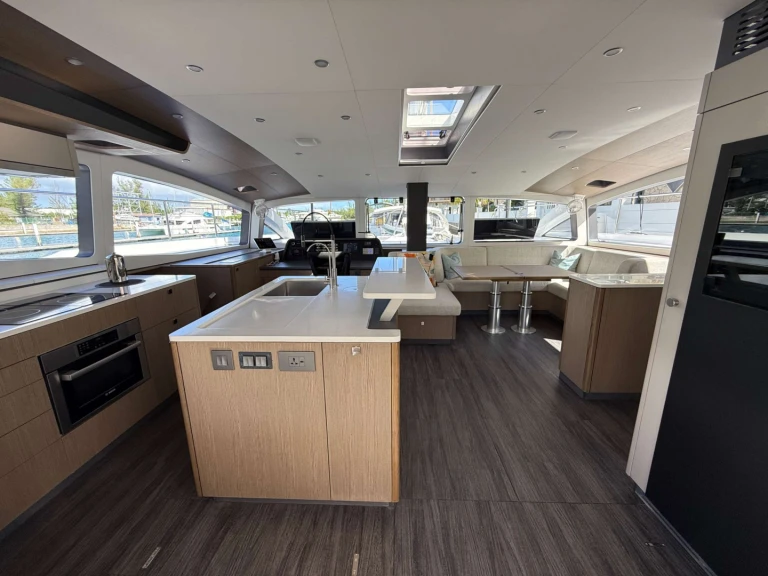 Pronájem jachty v Bahamy -Xquisite Yachts Flying Whale na Samboatu
