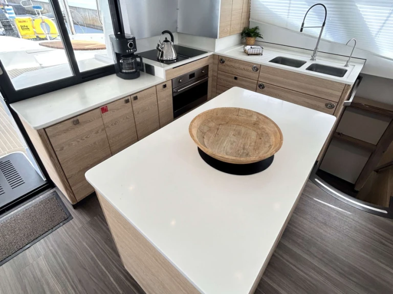 Pronájem Jachta v Freeport -Xquisite Yachts SV Valhalla