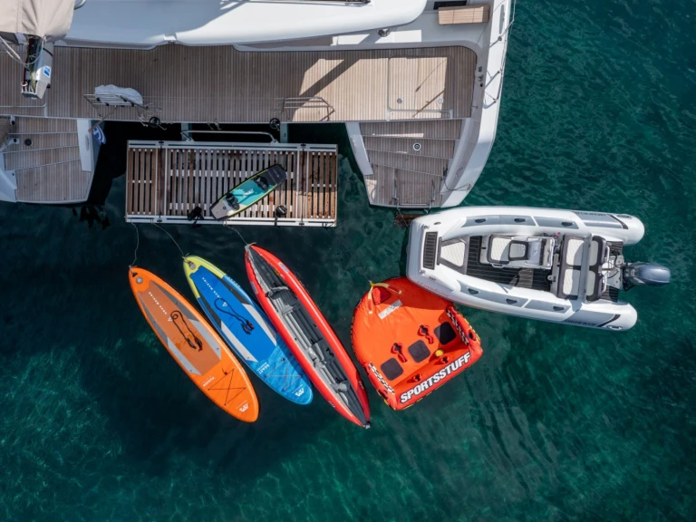 Pronajmout si Lagoon MADININA v Skiathos