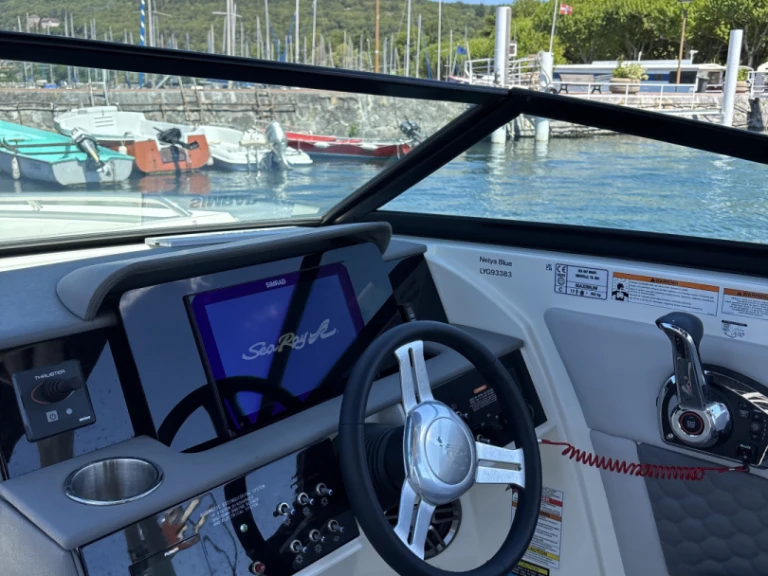 Pronájem Motorová loď Sea Ray s licencí