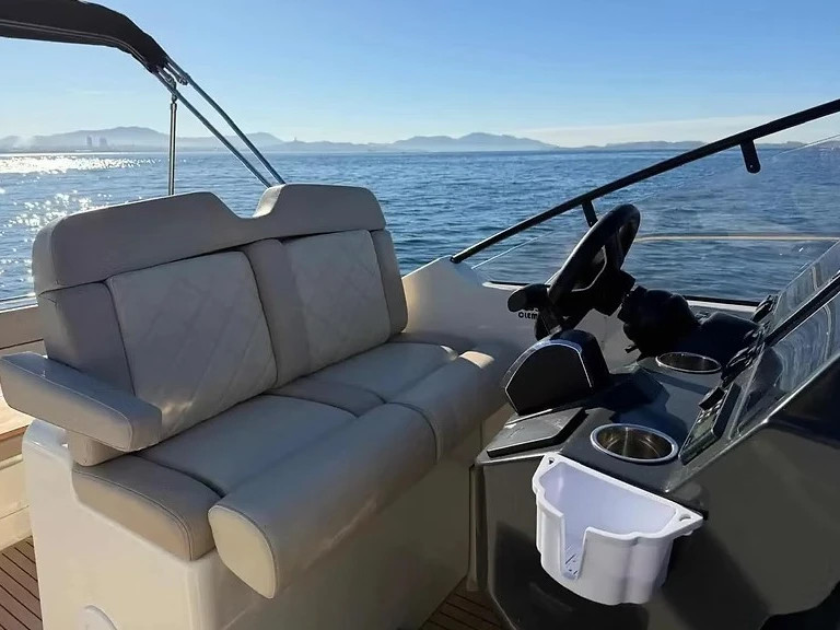Pronájem lodi Antibes lákavé ceny Activ 875 Sundeck
