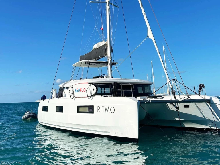 Pronájem lodi Lagoon RITMO v Britské Panenské ostrovy na Samboatu