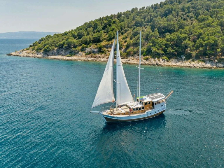 Pronájem jachty v Kaštel Gomilica -Custom SOLE na Samboatu