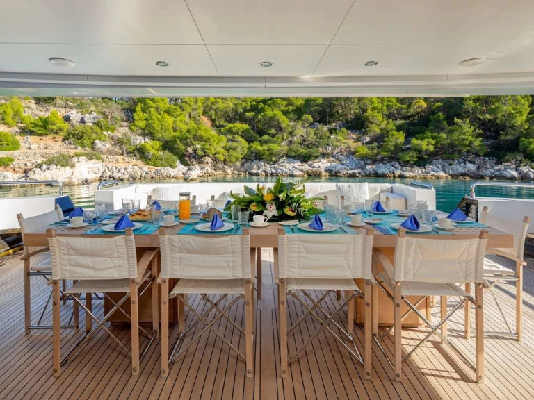 Mondomarine ZALIV III jednotlivci a charterové společnosti v Atény