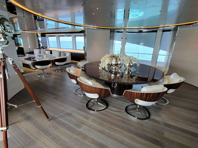 Pronajmout si Heesen KNIGHT v Nassau