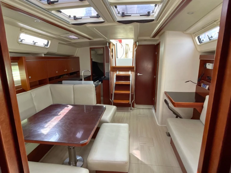 Pronajmout si Hanse Hanse 455 v Alimos
