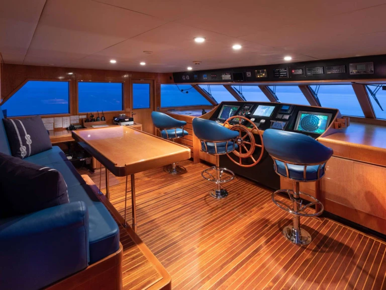 Pronajmout si NQEA Yachts Jack Hargrave design RENA v Newport