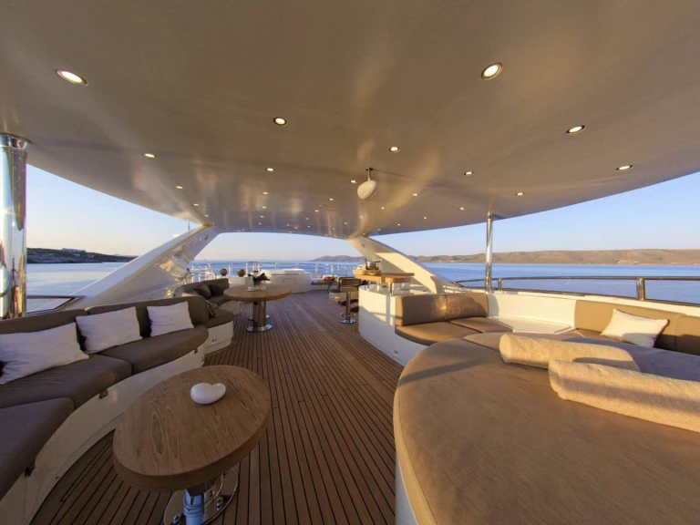 Benetti GRANDE AMORE jednotlivci a charterové společnosti v Atény