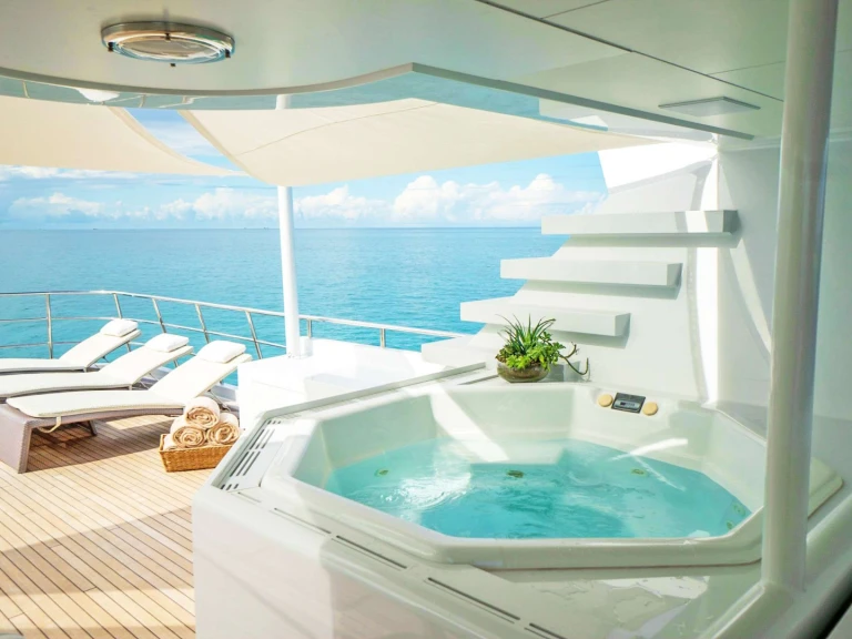 Pronájem Jachta Feadship s licencí