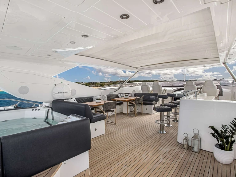 Pronájem Jachta Sunseeker s licencí