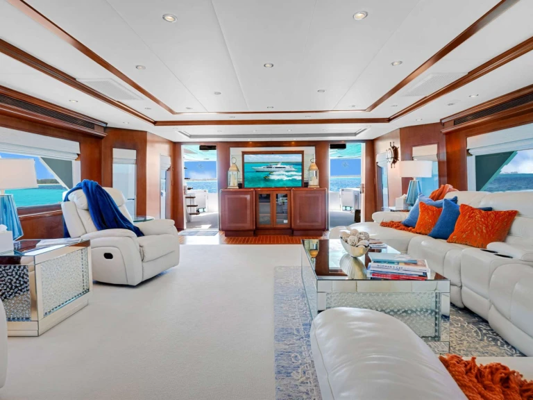 Pronajmout si Hatteras ESCAPE v Nassau