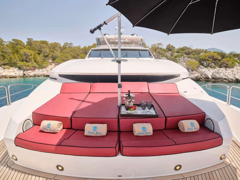 Sunseeker WHITE PEARL I jednotlivci a charterové společnosti v Atény