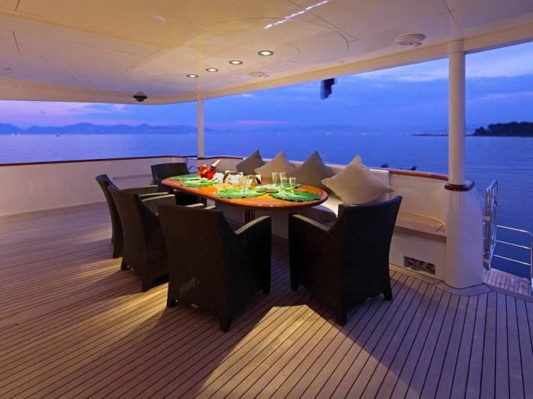 Pronajmout si Custom SEA SHELL v Cannes