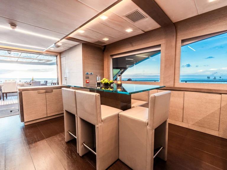 Pronajmout si MonteCarloYachts CIELO NERO v Bahamy