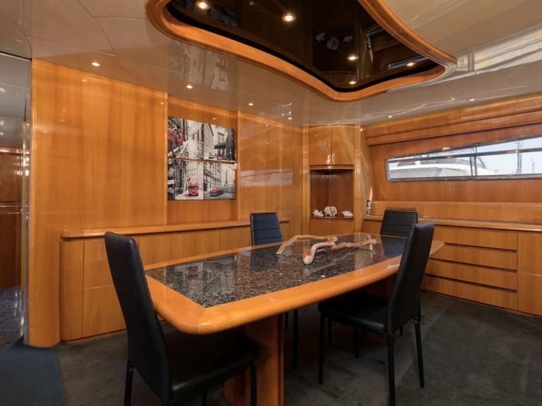 Pronájem lodi Miami lákavé ceny 103' Custom Build