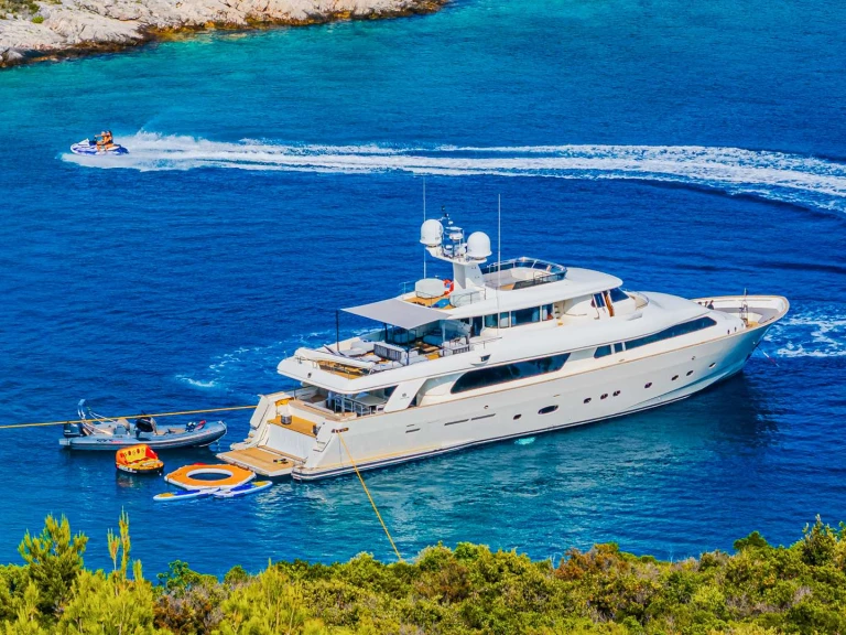 Ferretti KLOBUK jednotlivci a charterové společnosti v Split