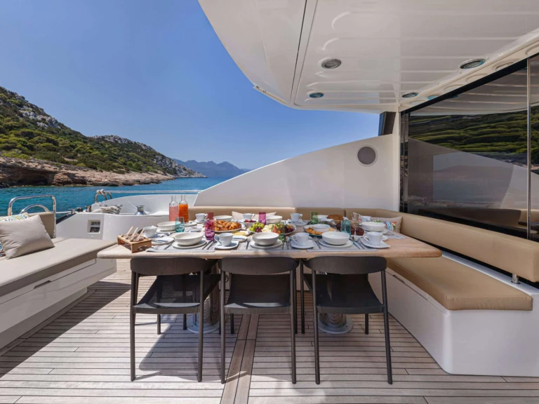 Pronájem lodi Sunseeker BLADE 6 v Atény na Samboatu