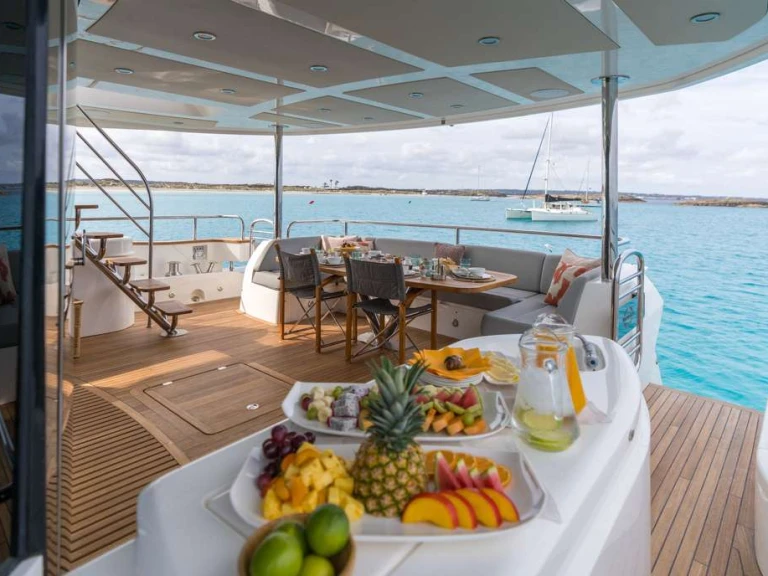 Pronájem Jachta Sunseeker s licencí