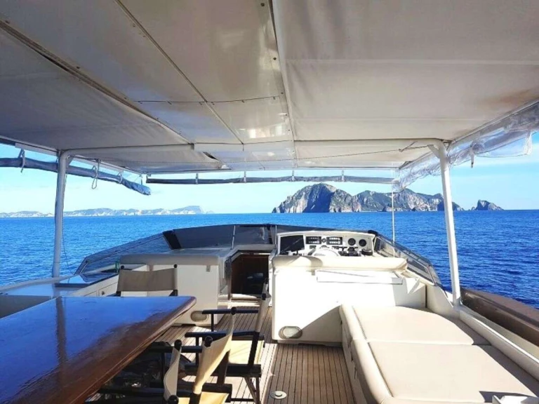 Posillipo technema  Prime  jednotlivci a charterové společnosti v Cannigione