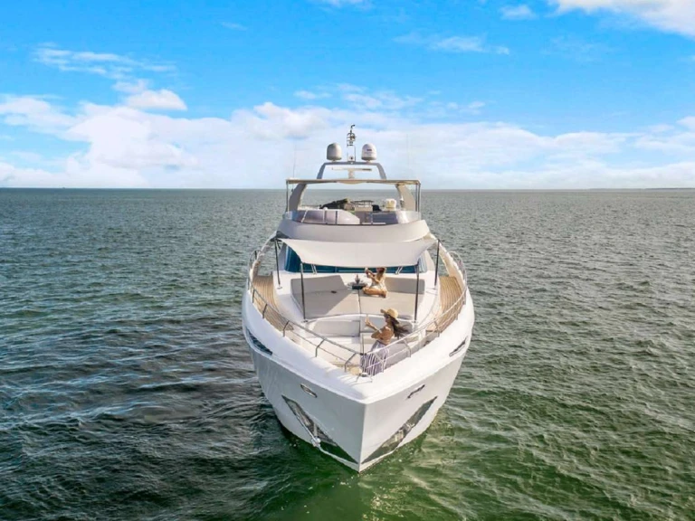 Pronájem lodi Bahamy lákavé ceny 90' Custom Build