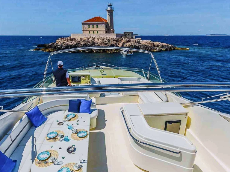 Pronajmout si Ferretti MISS KATARIINA v Trogir