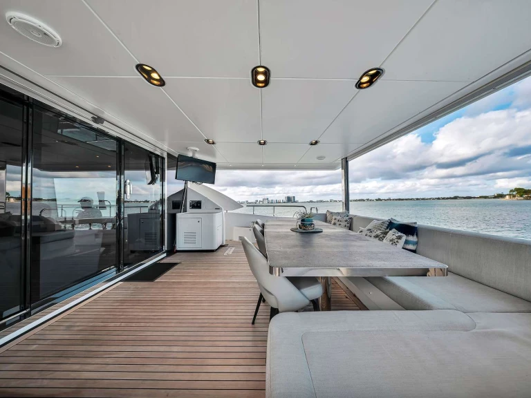 Azimut Cloud 9 jednotlivci a charterové společnosti v Coconut Grove