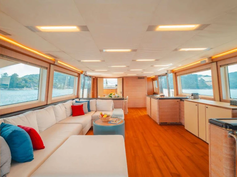 Pronajmout si MonteCarloYachts BAYC Asia v Phuket (City)