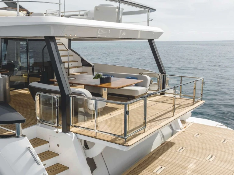 Pronájem lodi Azimut First Horizon v Podstrana na Samboatu