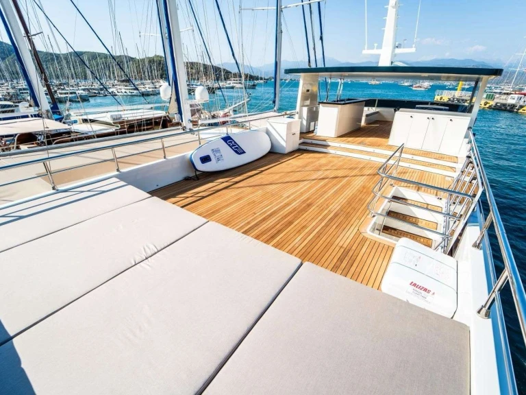 Pronajmout Jachta se skipperem či ne Custom v Fethiye
