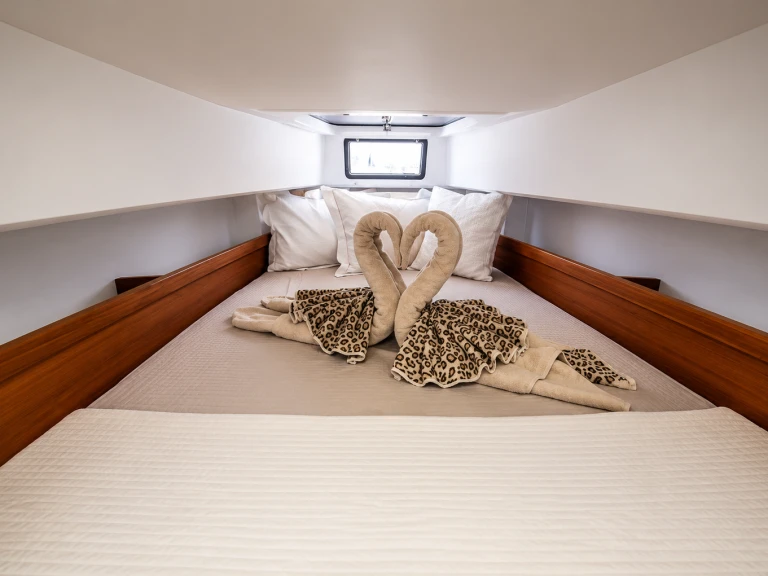 Pronájem lodi Lavrio lákavé ceny Axopar 37 XC Cross Cabin